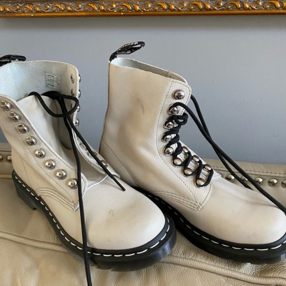 RARE! Brand new, never worn Dr Martens Size 8